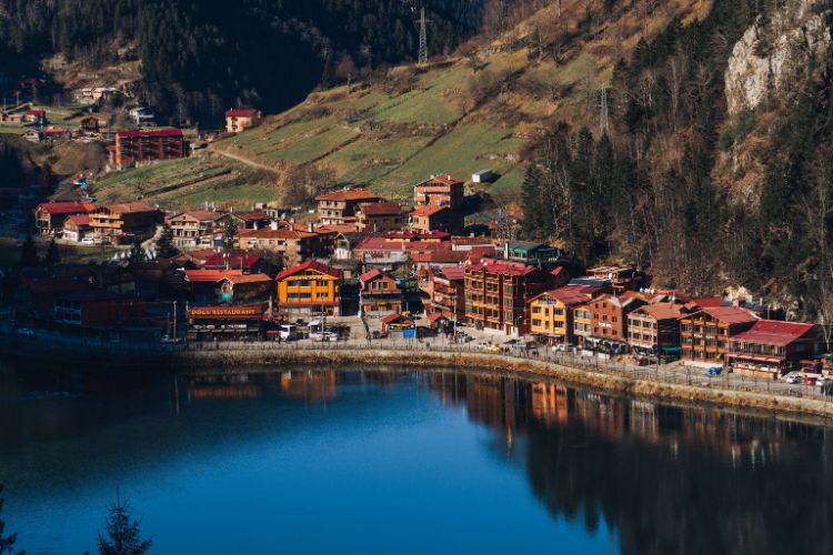 Trabzon’da şehir otellerinden yayla evlerine kadar doğayla iç içe konaklama alternatifleri bulunur.