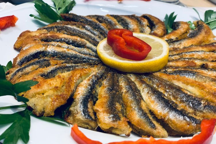 Kuymak, Hamsiköy sütlacı ve mısır ekmeği gibi yerel lezzetlerle Trabzon mutfağı damak çatlatır.