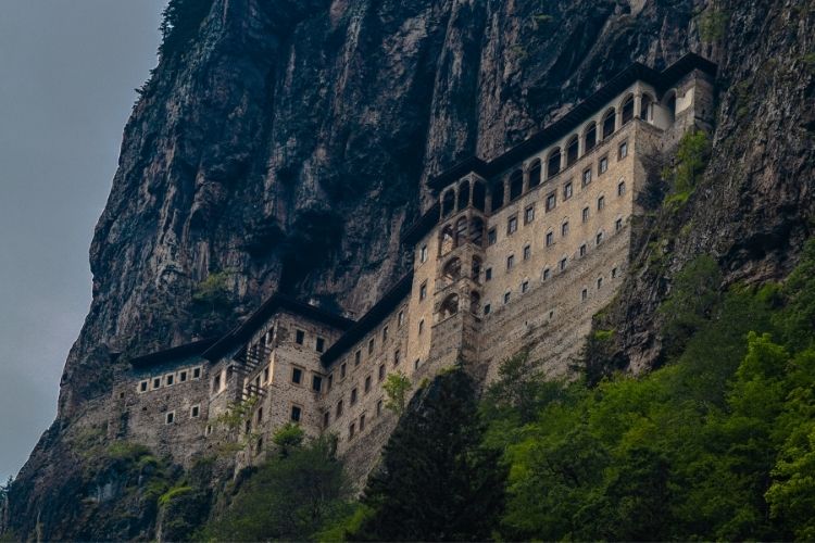 Trabzon şehir merkezinde yer alan tarihi yapılar, meydanlar ve Boztepe manzarasıyla gezginleri kendine çeker.