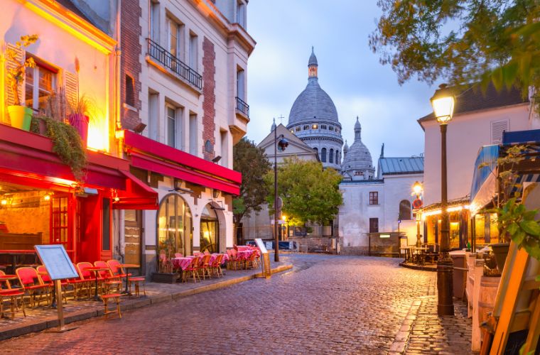 Montmartre’de yer alan butik bir otel. Otelin önü, dar ve taşlı bir sokakta bulunan kafelerin ve galerilerin bulunduğu tipik bir Montmartre manzarası ile çevrili.