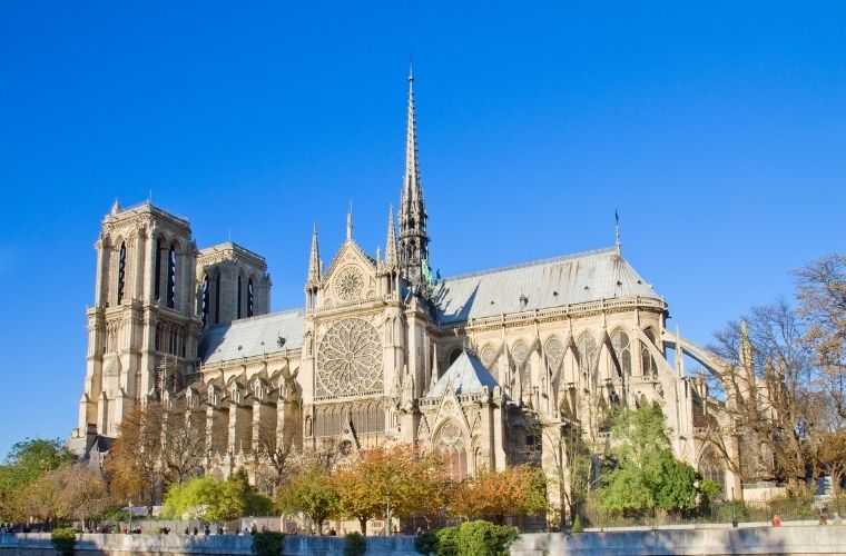 Gotik mimarinin ihtişamını sergileyen Notre Dame Katedrali'nin ön cephesi. Kuş bakışı çekimle katedralin tarihi yapısının tüm ihtişamını gösteren fotoğraf.