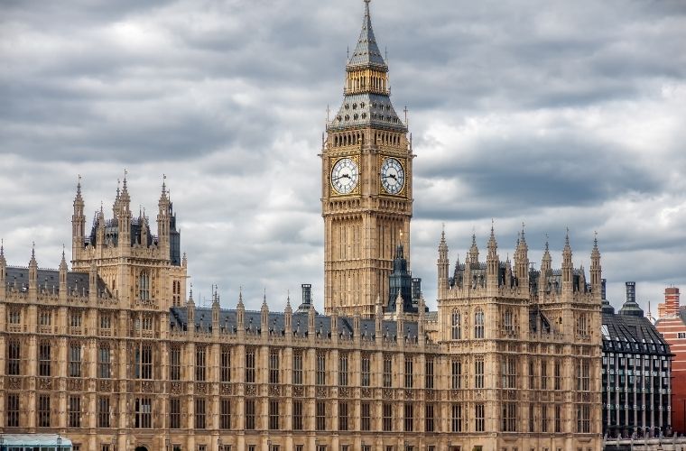 Londra'nın simgesi Big Ben ve görkemli Westminster Sarayı, Thames Nehri kıyısında tarihi ve siyasi bir merkez olarak dikkat çeker.