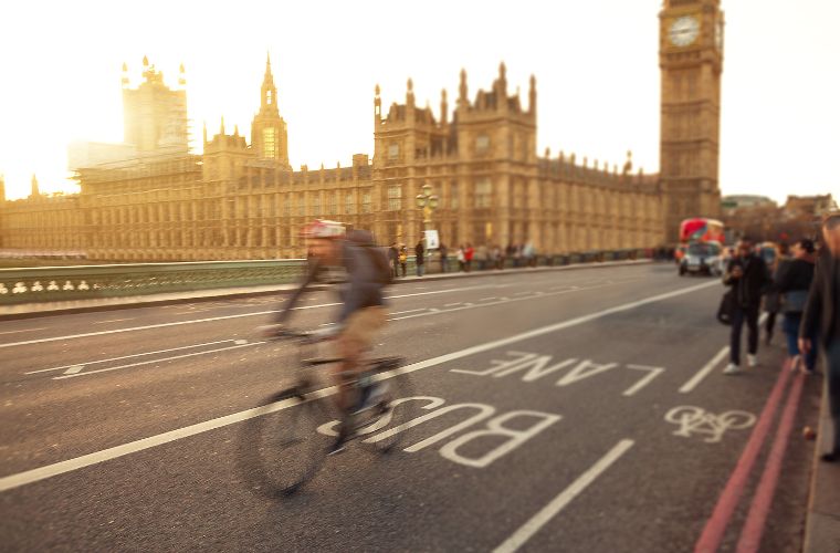 Londra'da bisiklet kiralama, şehri keşfetmenin çevre dostu ve eğlenceli bir yolu olup, her köşeye rahatça ulaşma imkanı sunar.