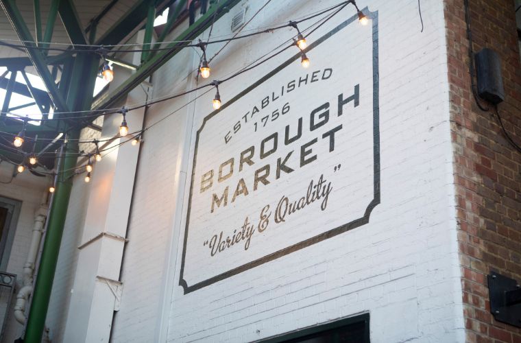 Borough Market, Londra'nın en eski ve en canlı pazarlarından biri olup, taze yiyecekler, yerel lezzetler ve uluslararası mutfaklar sunar.