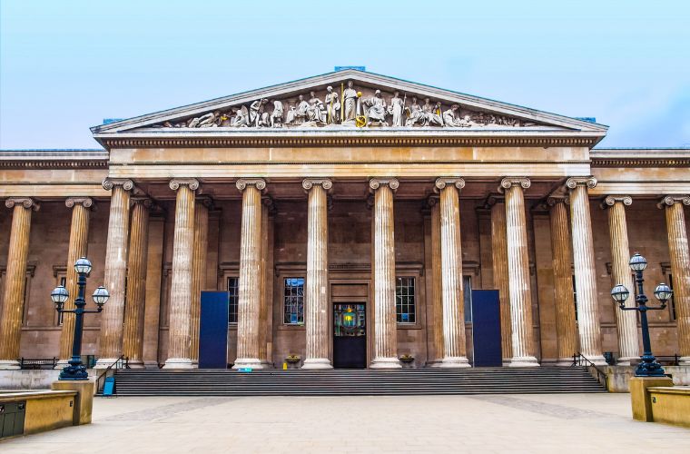 British Museum, antik çağlardan modern zamanlara kadar geniş bir koleksiyona sahip, dünyanın en büyük ve en ünlü müzelerinden biri.