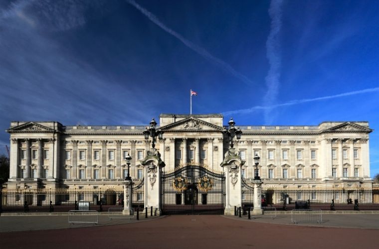 Buckingham Sarayı'nın ihtişamlı dış cephesi, İngiliz kraliyet ailesinin evi olarak Londra'nın en ikonik yapılarından biri.