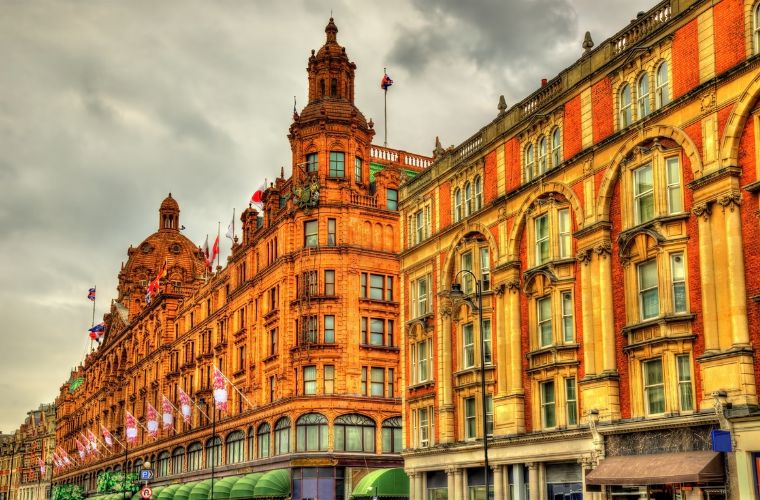 Harrods, Londra'nın en lüks ve ikonik alışveriş merkezlerinden biri olup, geniş ürün yelpazesi ve görkemli vitrinleriyle ünlüdür.