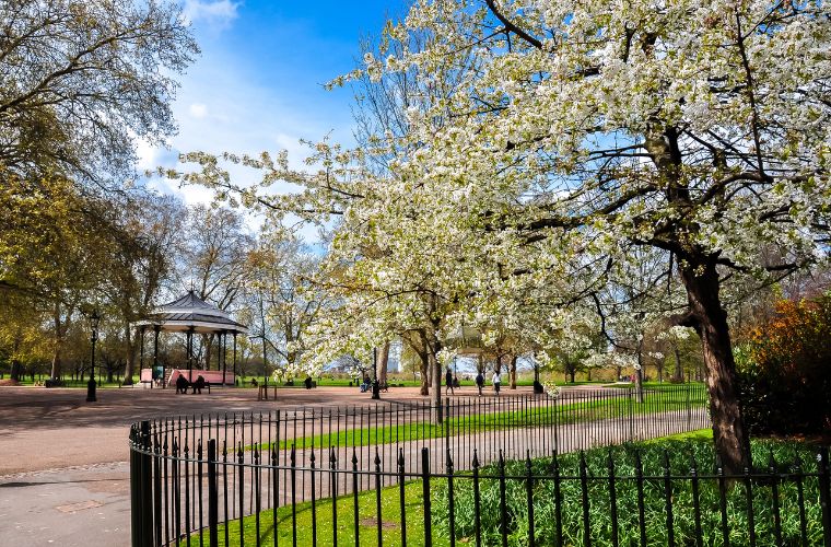 Hyde Park, Londra'nın merkezinde yer alan, göletleri, yürüyüş yolları ve geniş yeşil alanlarıyla şehrin en büyük ve popüler parklarından biridir.