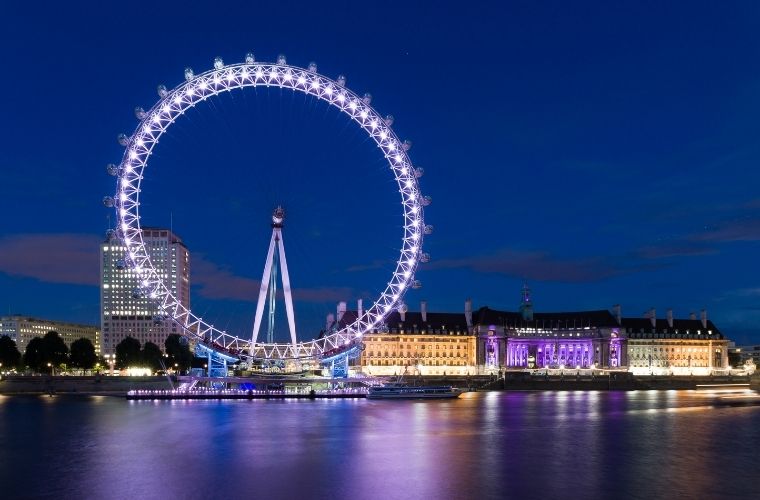 London Eye, Thames Nehri kıyısında dönerek şehre panoramik bir bakış sunan devasa dönme dolap, Londra'nın modern simgelerinden biri.