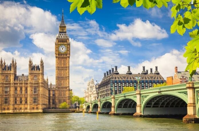 Londra'nın simgeleri: Big Ben, Tower Bridge, kırmızı otobüsler, Buckingham Sarayı, London Eye ve Thames Nehri manzarasıyla şehir turu.