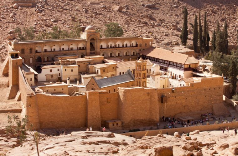 St. Catherine Manastırı'nın tarihi atmosferini yansıtan fotoğraf.