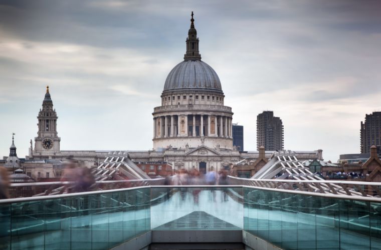 St. Paul Katedrali, Londra'nın tarihi ve mimari harikalarından biri olup, görkemli kubbesi ve zarif detaylarıyla dikkat çeken bir yapıdır.