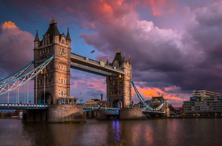 Londra'nın ikonik yapılarından Tower Bridge, yükselen kuleleri ve açılır köprüsüyle Thames Nehri üzerinde muhteşem bir manzara sunar.