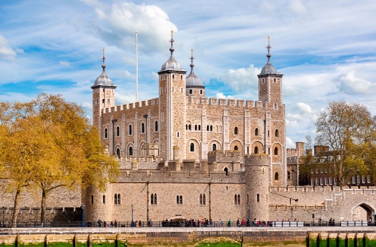 Tarihi Tower of London, kraliyet mücevherlerinin saklandığı, Londra'nın geçmişine ışık tutan ünlü bir kale ve UNESCO Dünya Mirası Alanı.