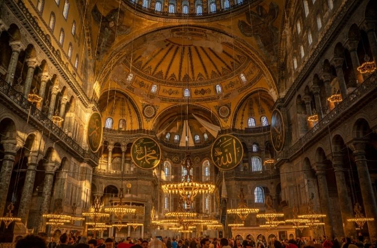 İstanbul’un tarihi sembollerinden biri olan Ayasofya Camii ve Müzesi, Bizans ve Osmanlı dönemlerinin izlerini taşıyan eşsiz bir yapıdır.