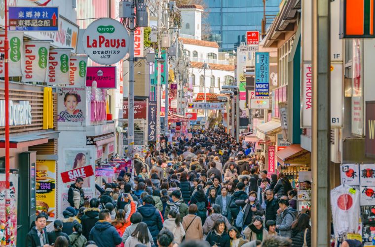 Harajuku, gençlerin pop kültürünü yansıtan modasıyla bilinir.