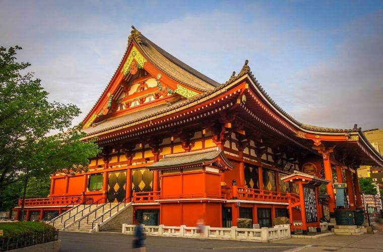 Senso-ji Tapınağı, Tokyo'nun en eski dini yapısıdır ve Kaminarimon ile dikkat çeker.

