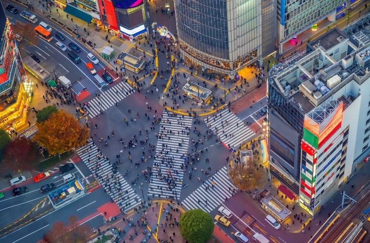 Shibuya Crossing, dünyanın en yoğun yaya geçitlerinden biridir.