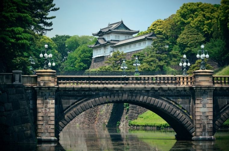 Tokyo İmparatorluk Sarayı'nın bahçeleri, tarihi ve doğal güzellikleri bir arada sunar.

