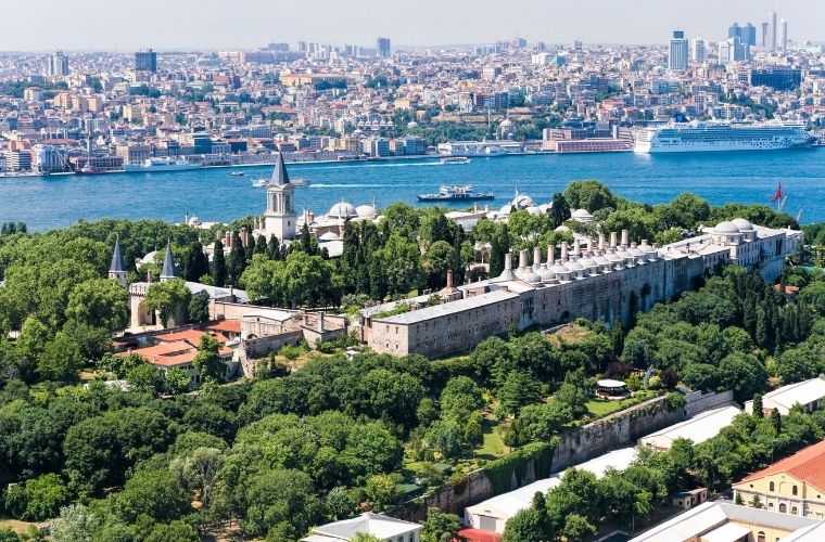 Osmanlı İmparatorluğu’nun yönetim merkezi olan Topkapı Sarayı, İstanbul’un tarih kokan en görkemli yapılarından biridir.