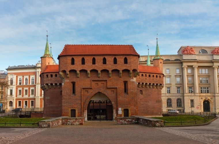 Krakow’daki tarihi yerler, ortaçağ mimarisi ve UNESCO Dünya Mirası ile büyüleyici bir atmosfere sahip.