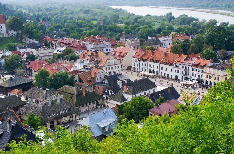 Krakow’da konaklama seçenekleri, şehir merkezi ve Kazimierz bölgesinde farklı bütçelere hitap ediyor.