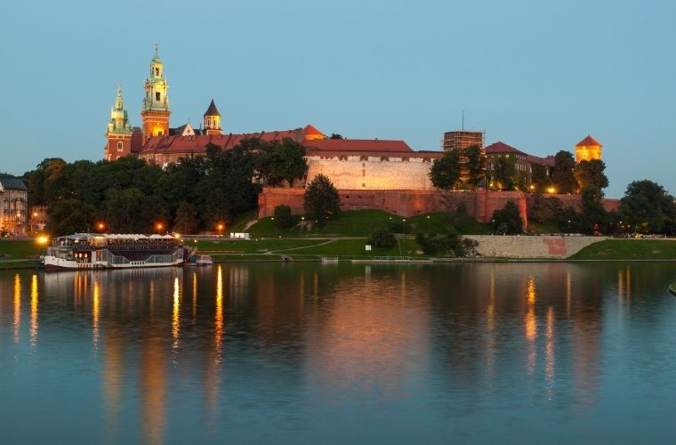 Krakow’da tekne turları, müze gezileri ve canlı gece hayatı ile yapılacak en iyi aktiviteler.