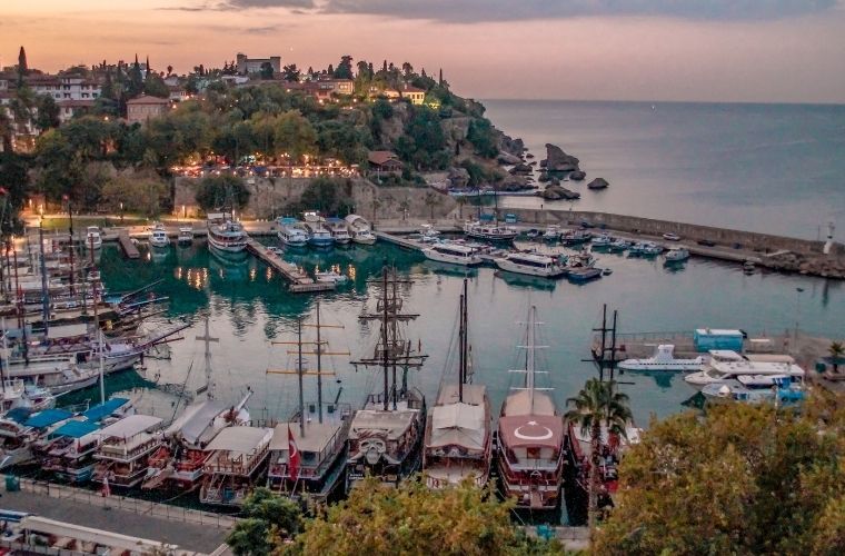 Antalya’da balayı tatili için lüks oteller ve tarihi yerler.