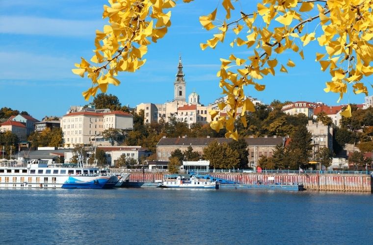 Sırbistan'ın başkenti Belgrad, tarihi yapıları ve canlı gece hayatıyla Balkanların kalbinde yer alıyor.