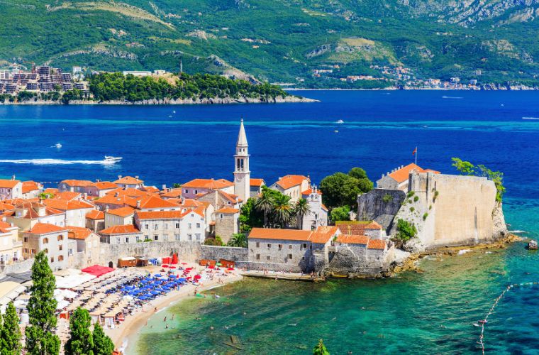 Karadağ’ın sahil şehirleri Budva ve Kotor, Adriyatik’in masmavi suları ve Orta Çağ atmosferiyle dikkat çekiyor.