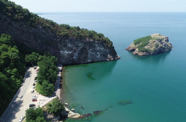 Hoynat Adası'nın kuş cennetine ev sahipliği yapan eşsiz manzarası.