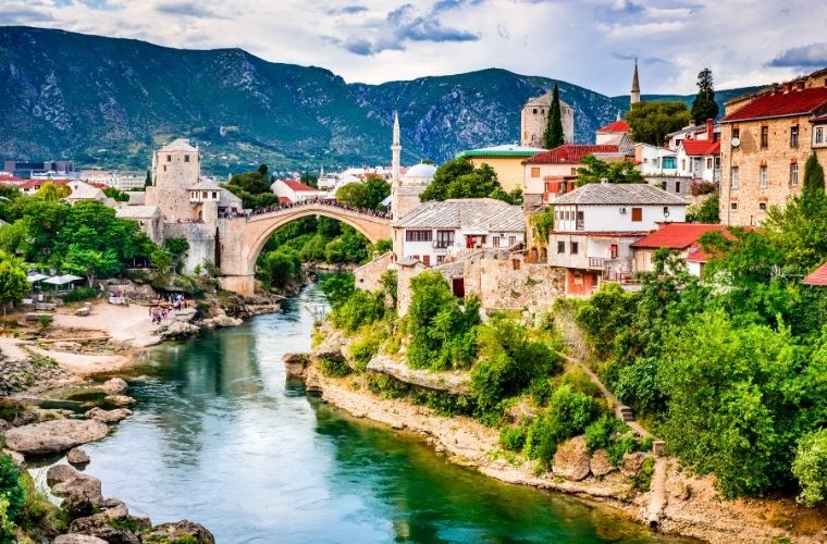 arihi Mostar Köprüsü ve nefes kesen Neretva Nehri manzaralarıyla Mostar, Bosna-Hersek’in gözde şehirlerinden biri.