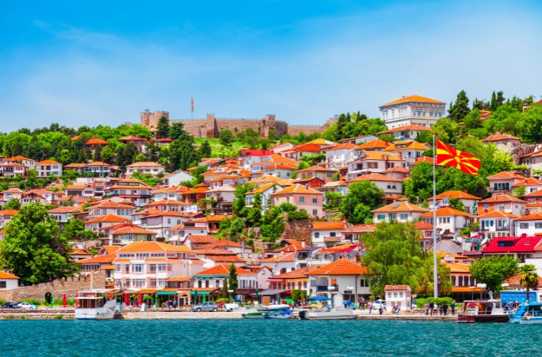 Ohrid Gölü’nün huzur veren manzarası ve tarihi kiliseleriyle Kuzey Makedonya'nın incisi.