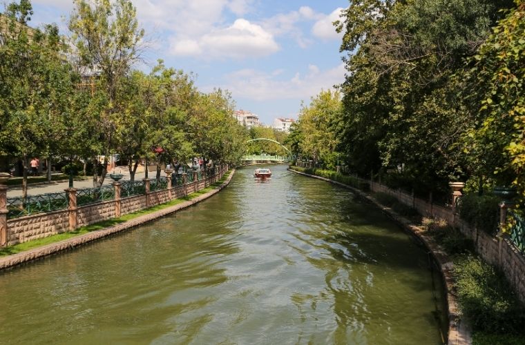 Eskişehir Porsuk Nehri üzerinde gondol gezisi yapan insanlar ve çevredeki Adalar Bölgesi.
