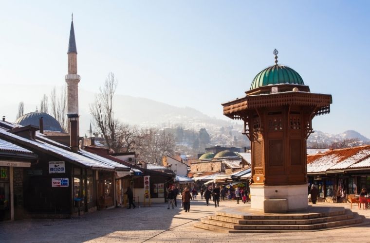 Saraybosna, Osmanlı izleri taşıyan mimarisi ve etkileyici tarihiyle gezginlere unutulmaz bir deneyim sunuyor.