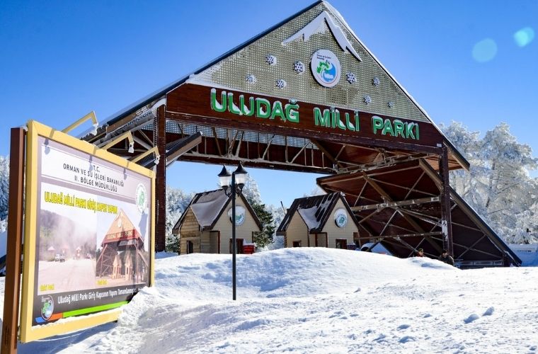 Uludağ'ın doğal güzellikleri, kayak pistleri ve huzurlu atmosferiyle benzersiz bir tatil deneyimi sunuyor.