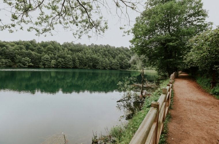 Ulugöl Tabiat Parkı'nın huzur dolu manzarası ve eşsiz doğası.