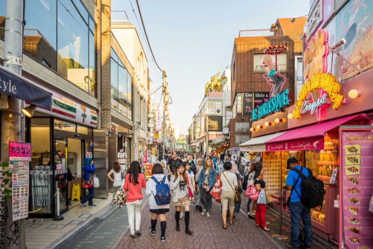 Harajuku Tokyo'da gençlik kültürünün kalbini temsil eden bir semttir.