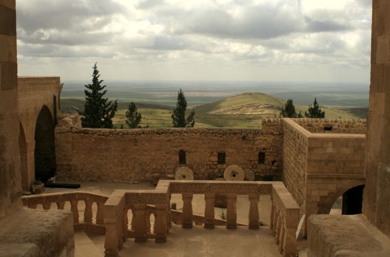 Uzak Şehir dizisindeki Albora Konağı olarak bilinen tarihi Midyat Konukevi'nin avlusu ve taş mimarisi.