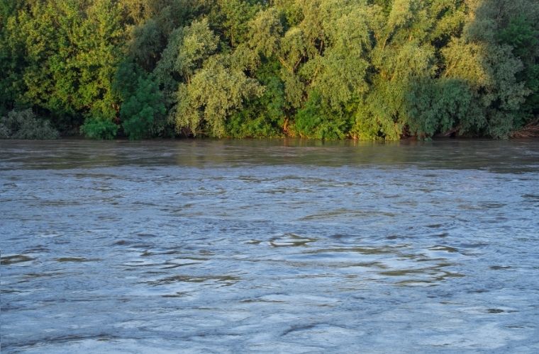 Iğdır Aras Nehri kıyısından Ermenistan sınırı ve karşı kıyı manzarası.