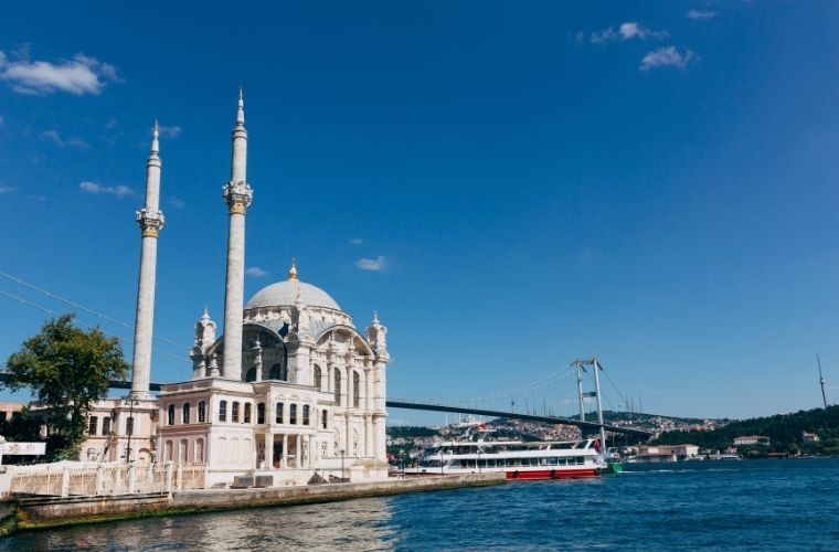 Ortaköy Camii ve köprü manzaralı sahil.