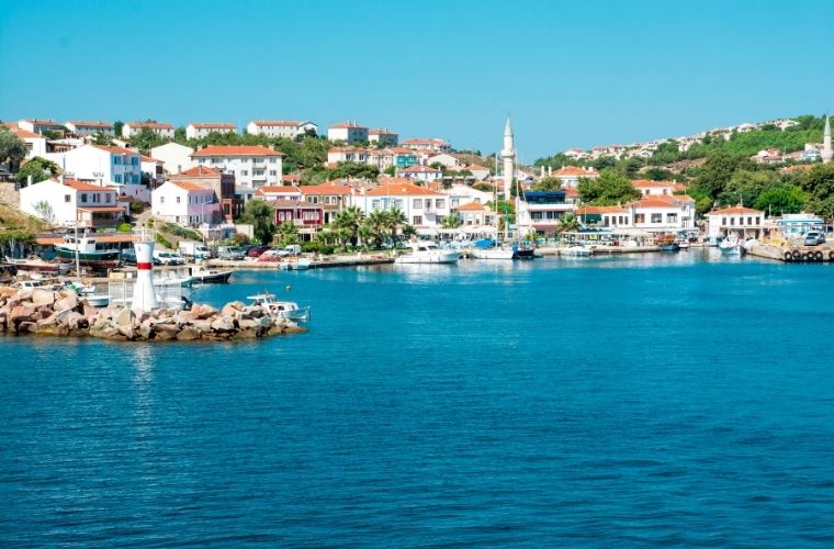 Çanakkalede gezilecek yerler listesinin tatil cenneti Bozcaada sokakları.