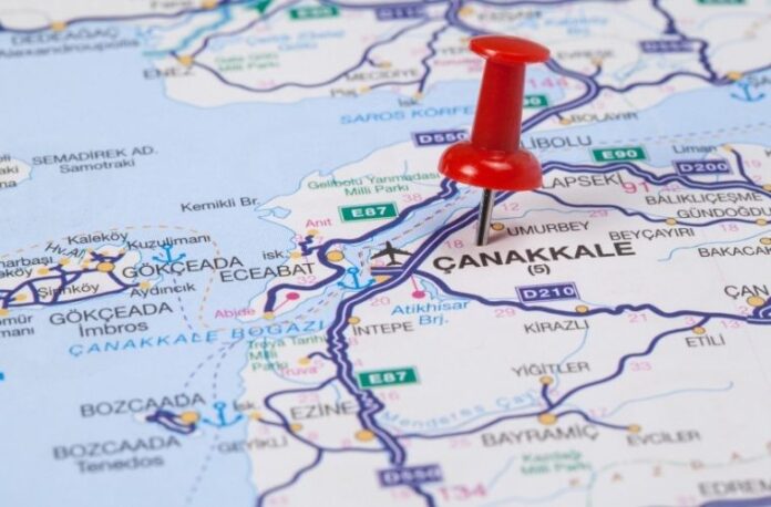Çanakkalede gezilecek yerler listesinin simgesi Şehitler Abidesi ve boğaz manzarası.
