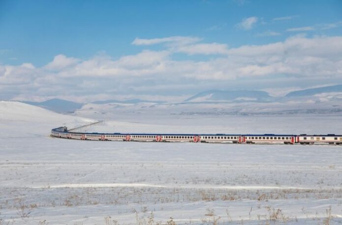 2025 Doğu Ekspresi kış manzaralı tren yolculuğu ve vagonlar