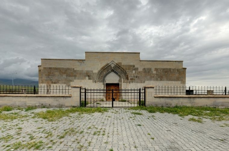 Iğdır'daki tarihi Selçuklu yapısı Ejder (Harmandöven) Kervansarayı taç kapısı.