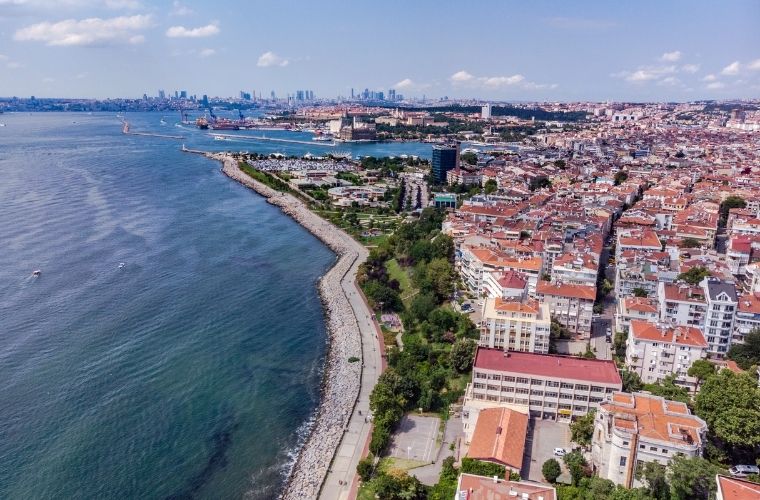 Kadıköy sahilinde gün batımı ve yürüyen insanlar.