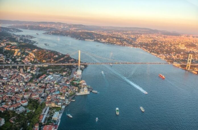 İstanbul Boğazı ve tarihi yarımadanın geniş açılı manzarası