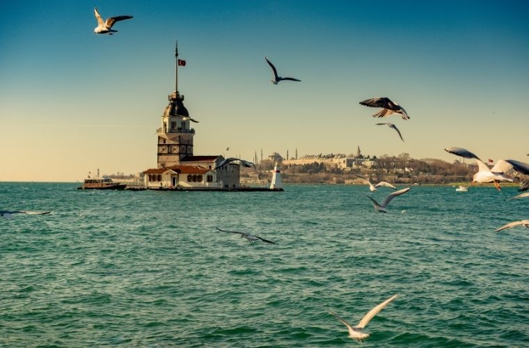 İstanbul'un önemli gezi noktalarını gösteren genel şehir görüntüsü.