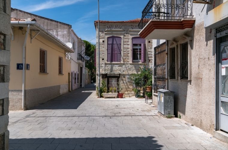 İzmir çevresi gezilecek yerler arasında bütçe dostu Eski Foça sokakları.