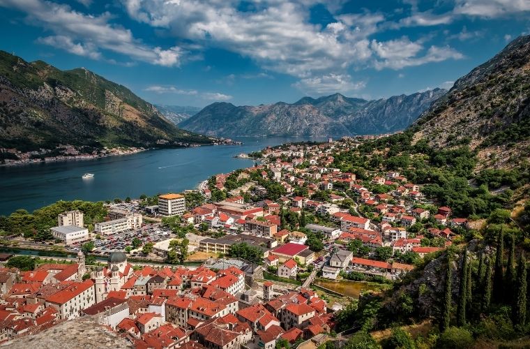 Vizesiz balkan turunun gözdesi Karadağ Kotor körfezi manzarası.